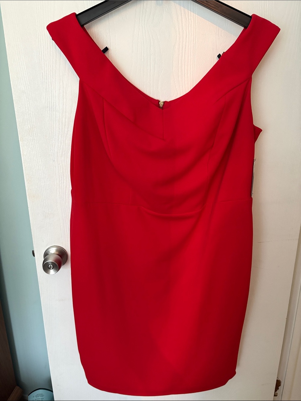 Elegant Red Midi Sheath Dress with V-Back
